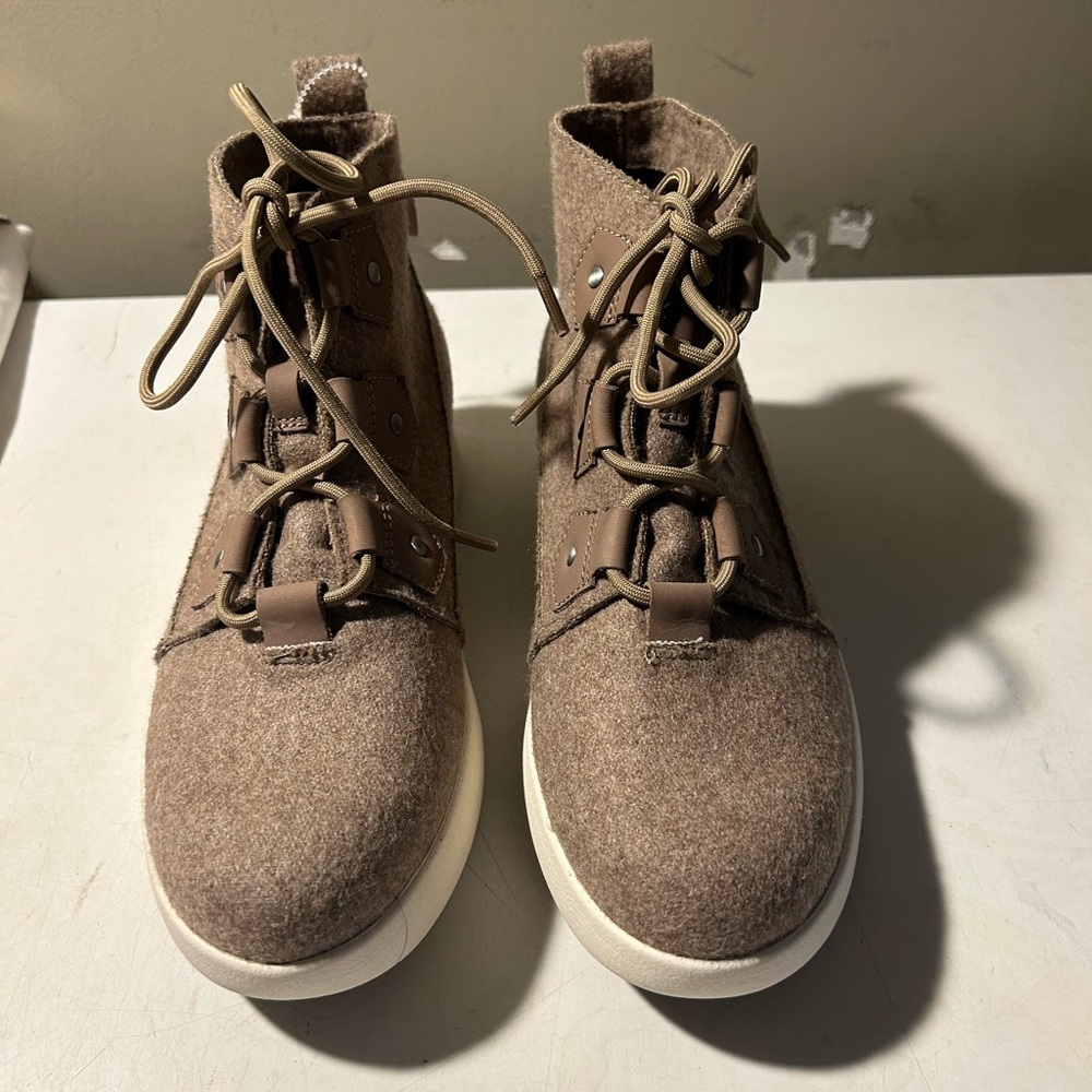 OTBT light brown color wool ankle booties laceup front size 6.5 NWT